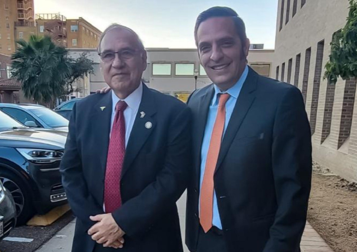 El secretario de Desarrollo Regional y Agropecuario de Nuevo León, Marco González, acudió a la toma de protesta de Víctor D. Treviño, como nuevo alcalde de Laredo, Texas. Foto: Especial