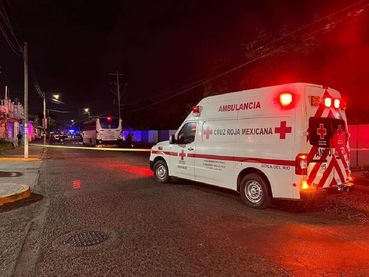 Un niño de 7 años murió al sacar su cabeza de un autobús y golpearse contra un poste en momentos que viajaba en una peregrinación con su familia en Veracruz, Veracruz. Foto: Twitter @JLM_Noticias