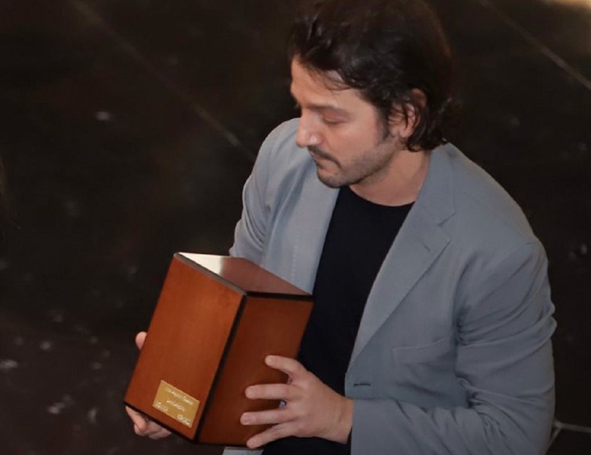 Dan emotiva despedida a Alejandro Luna, padre de Diego Luna, en Bellas Artes