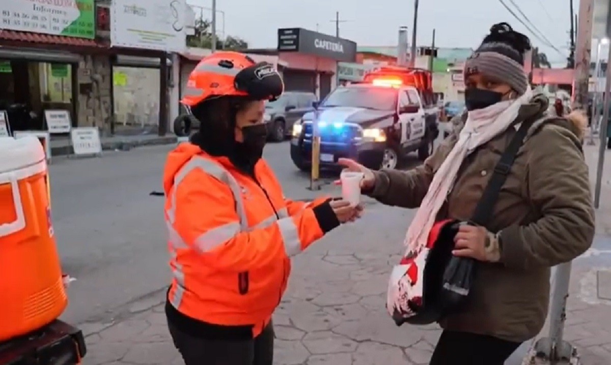 Protección Civil de Guadalupe realiza el Operativo Carrusel en puntos de mayor afluencia para entregar bebidas calientes, pan y cobertores a los ciudadanos y personas en condición de calle. Foto: Facebook Cristina Díaz