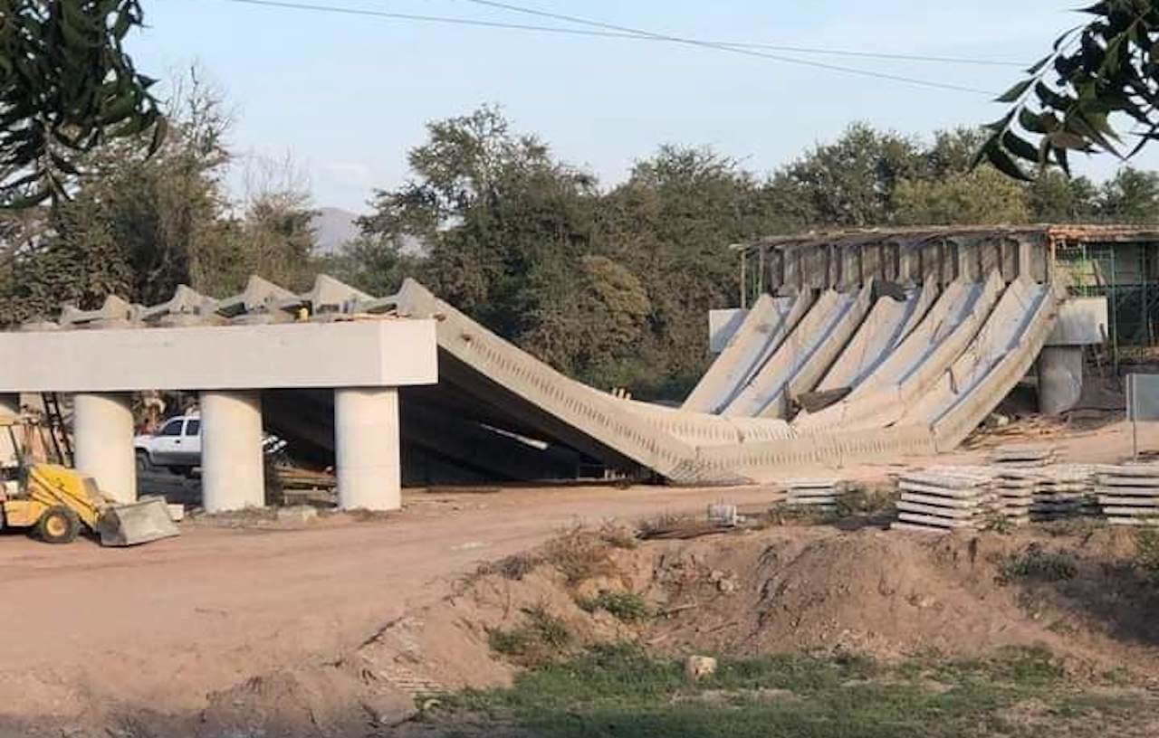 Cae puente sobre el río Quelite en Sinaloa. FOTO: @antonio_tolosa