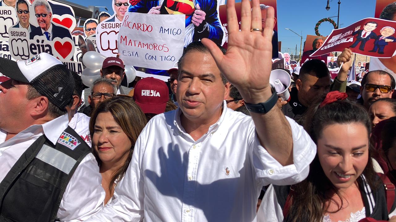 El subsecretario de Seguridad del Gobierno Federal, Ricardo Mejía Berdeja, encabeza la marcha por la Cuarta Transformación en la ciudad de Saltillo, Coahuila. Foto: Ángel Medellín