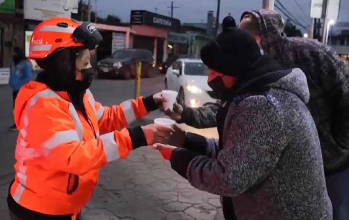 Protección Civil de Guadalupe realiza el Operativo Carrusel en puntos de mayor afluencia para entregar bebidas calientes, pan y cobertores a los ciudadanos y personas en condición de calle. Foto: Facebook Cristina Díaz