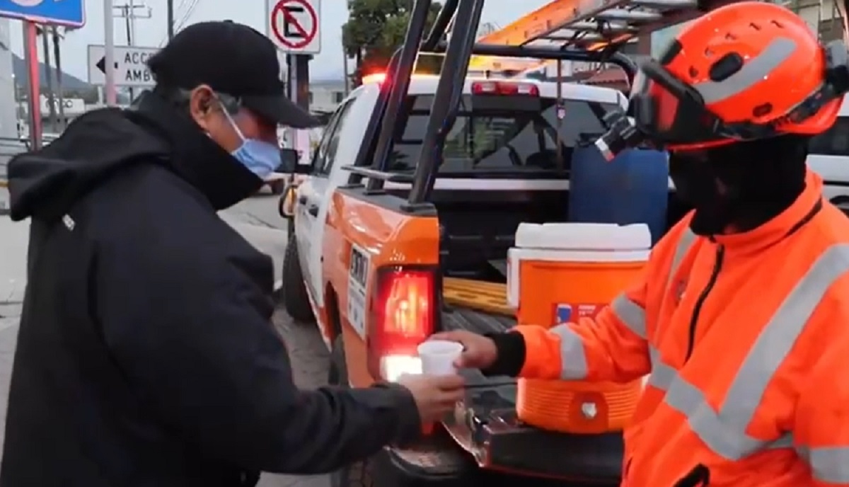 Protección Civil de Guadalupe realiza el Operativo Carrusel en puntos de mayor afluencia para entregar bebidas calientes, pan y cobertores a los ciudadanos y personas en condición de calle. Foto: Facebook Cristina Díaz