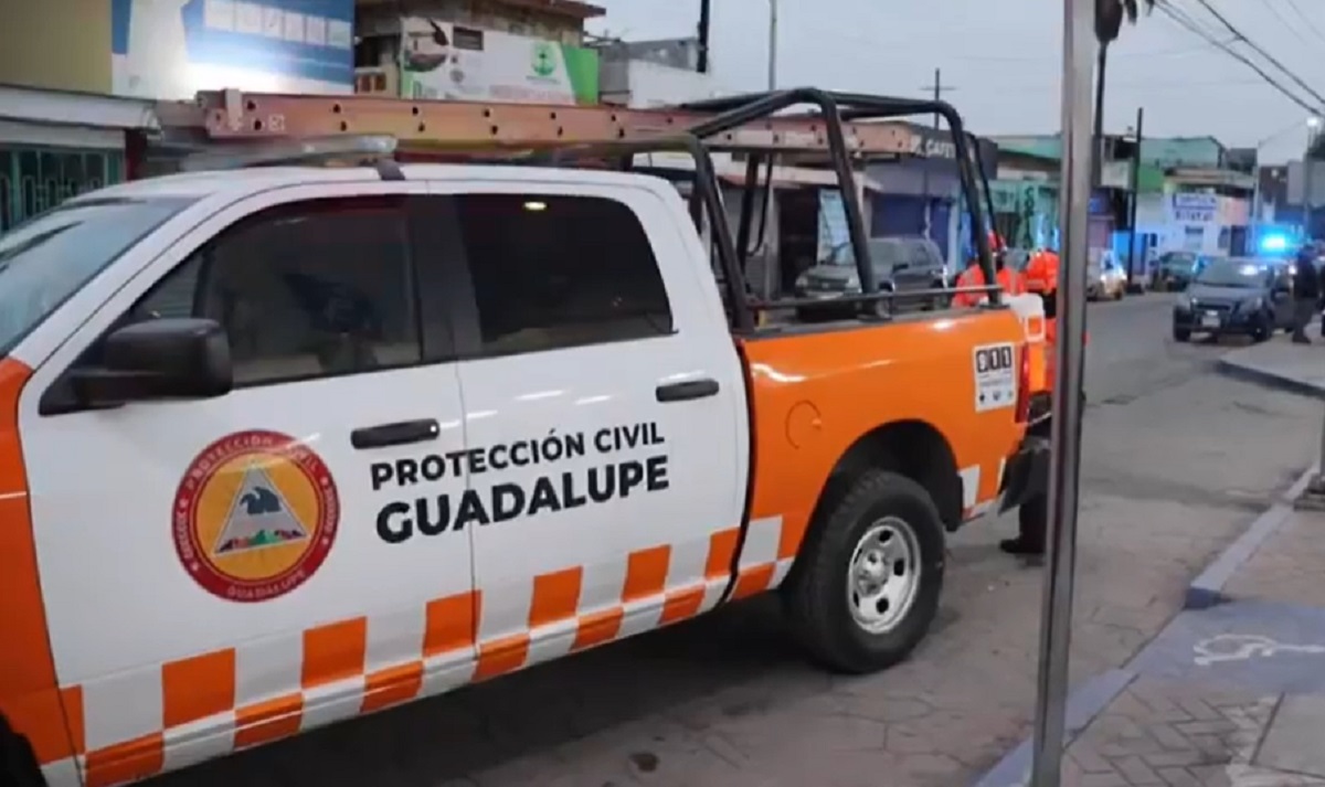 Protección Civil de Guadalupe realiza el Operativo Carrusel en puntos de mayor afluencia para entregar bebidas calientes, pan y cobertores a los ciudadanos y personas en condición de calle. Foto: Facebook Cristina Díaz