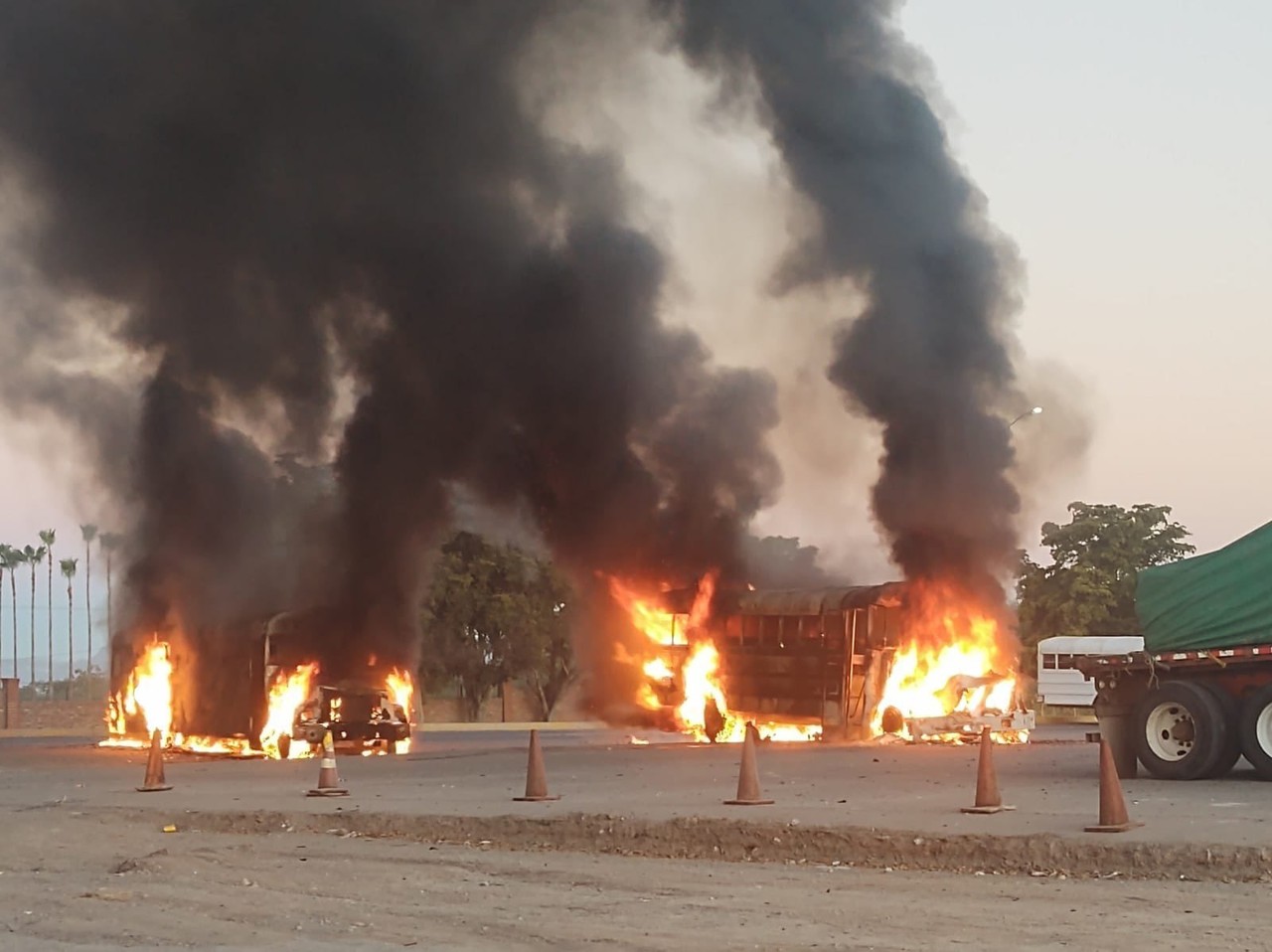 Balaceras, bloqueos y vehículos incendiados siembran el terror en Culiacán, Sinaloa. Foto: Twitter @FerCanalesF