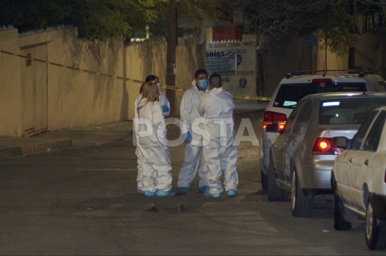 Peritos levantan evidencias tras el homicidio de una mujer de la tercera edad en Santa Catarina. Foto: Ray Elizalde