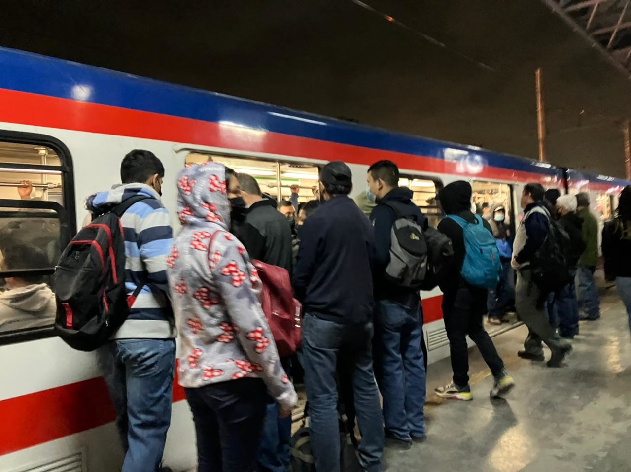 Largas filas en el Metro ante el regreso a clases de los universitarios. Foto. Carolina León