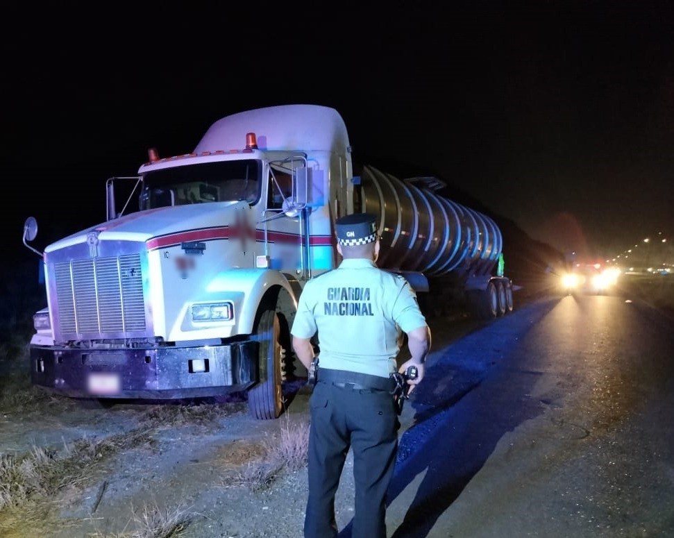 Elementos de Guardia Nacional resguardan un trailer con gasolina robada. Foto: Raymundo Elizalde