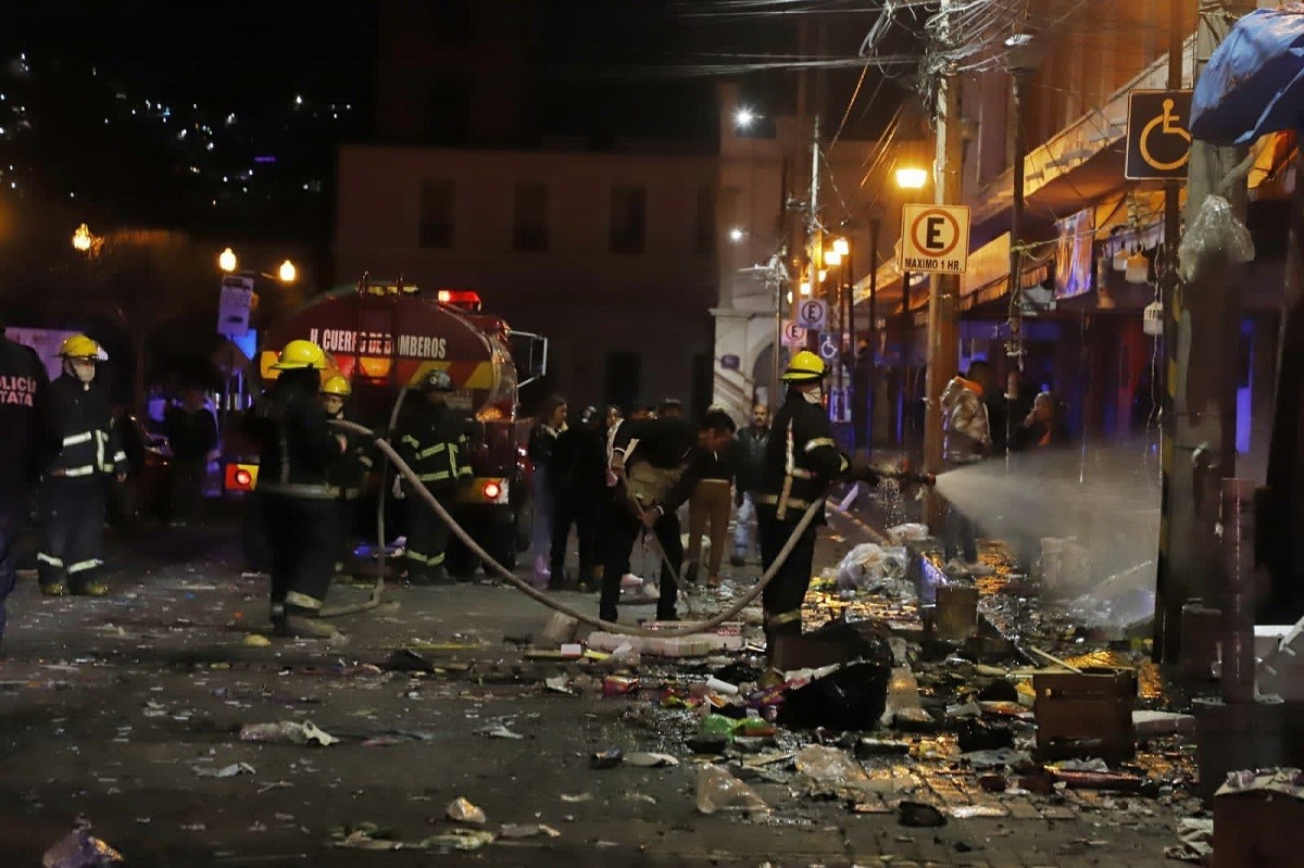 Al menos 10 puestos de pirotecnia explotaron en el Mercado 1 de Mayo en Pachuca, Hidalgo. Foto: Twitter @CriterioHidalgo