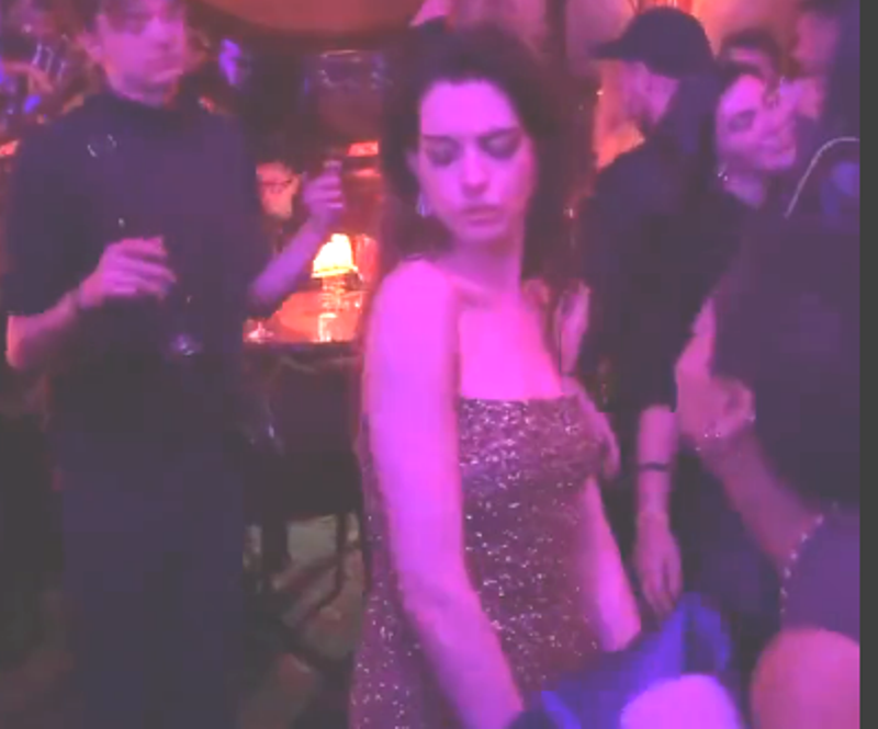 Anne Hathaway cautiva  con su baile en fiesta privada. FOTO: Captura de Imagen