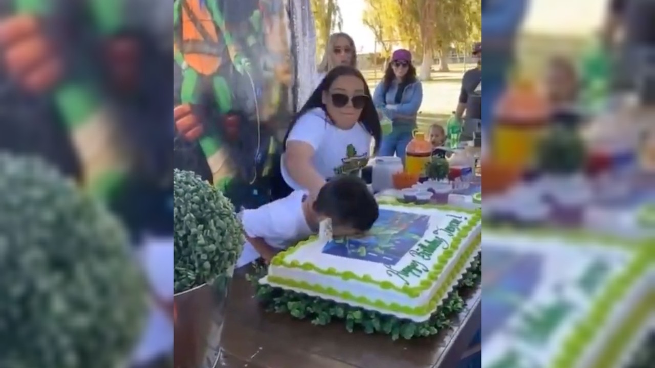 VIDEO: Mujer hunde cara de niño en pastel y causa ataque de ira en el menor