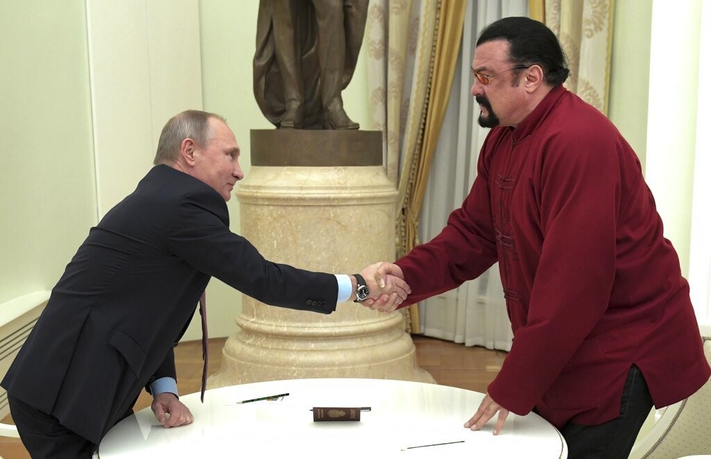 Putin condecoró a Seagal con la Orden de la Amistad, se anunció el 27 de febrero de 2023 en el portal del gobierno ruso. (Alexei Druzhinin/Sputnik, Kremlin Pool Photo vía AP, archivo)