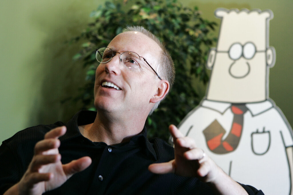 La empresa distribuidora del comic 'Dilbert', Andrews McMeel Universal, anunció el 26 de febrero que ya no trabajará con el caricaturista por sus comentarios raciales en su programa de YouTube 'Real Coffee with Scott Adams'. (Foto AP/Marcio Jose Sanchez, a