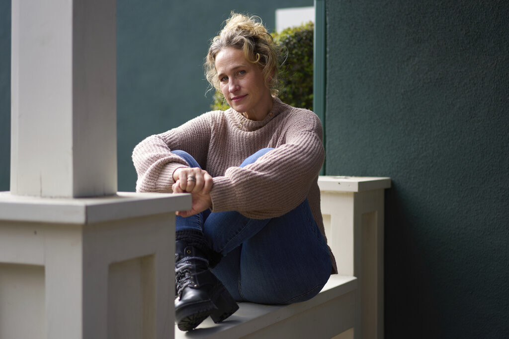 Pamela Ribon, creadora del cortometraje nominado al Oscar 'My Year of Dicks' posa para un retrato en su casa el viernes 3 de febrero de 2023 en Los Angeles. (Foto Allison Dinner/Invision/AP)