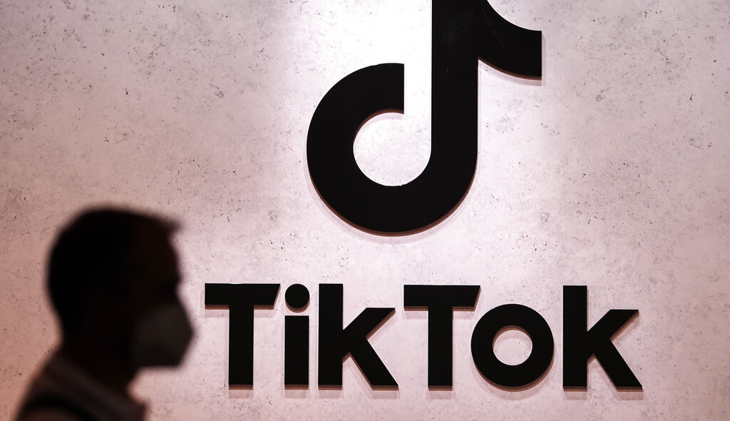 Un visitante pasa por delante de un puesto de exhibición de TikTok en la feria Gamescom en Colonia, Alemania, el jueves 25 de agosto de 2022. (AP Foto/Martin Meissner, archivo)