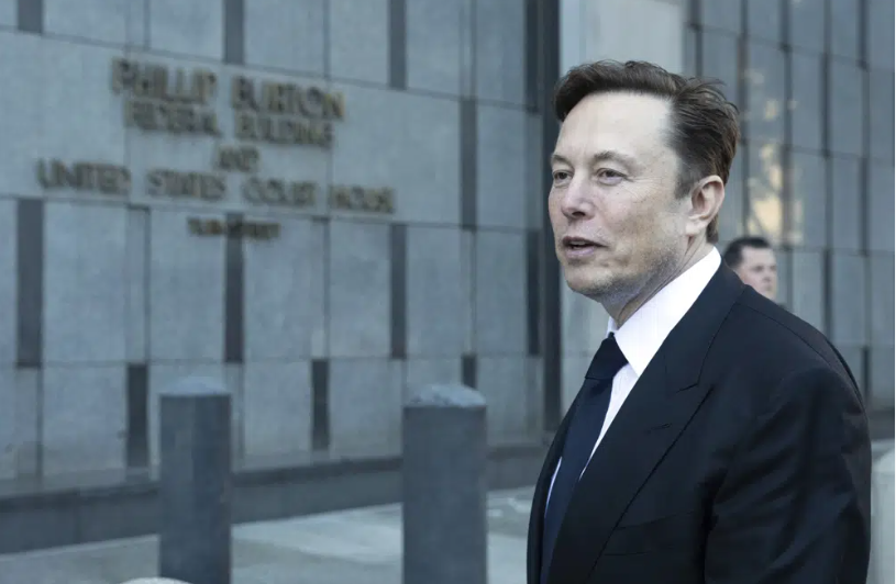 Elon Musk sale de un tribunal federal de San Francisco. (AP Foto/ Benjamin Fanjoy)