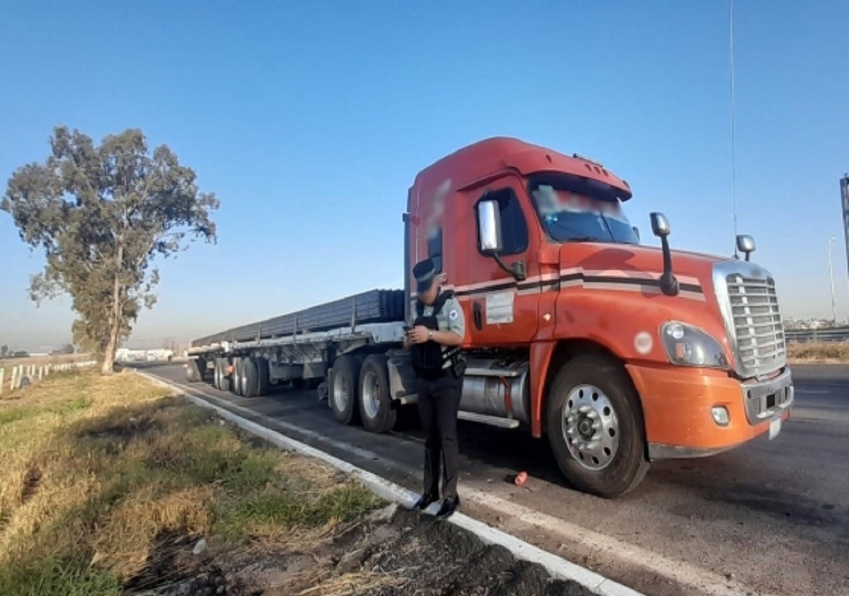 La Guardia Nacional recuperó un un tráiler con doble semirremolque con un cargamento de 264 vigas de acero; hay 3 detenidos. Foto: sspc.gob.mx