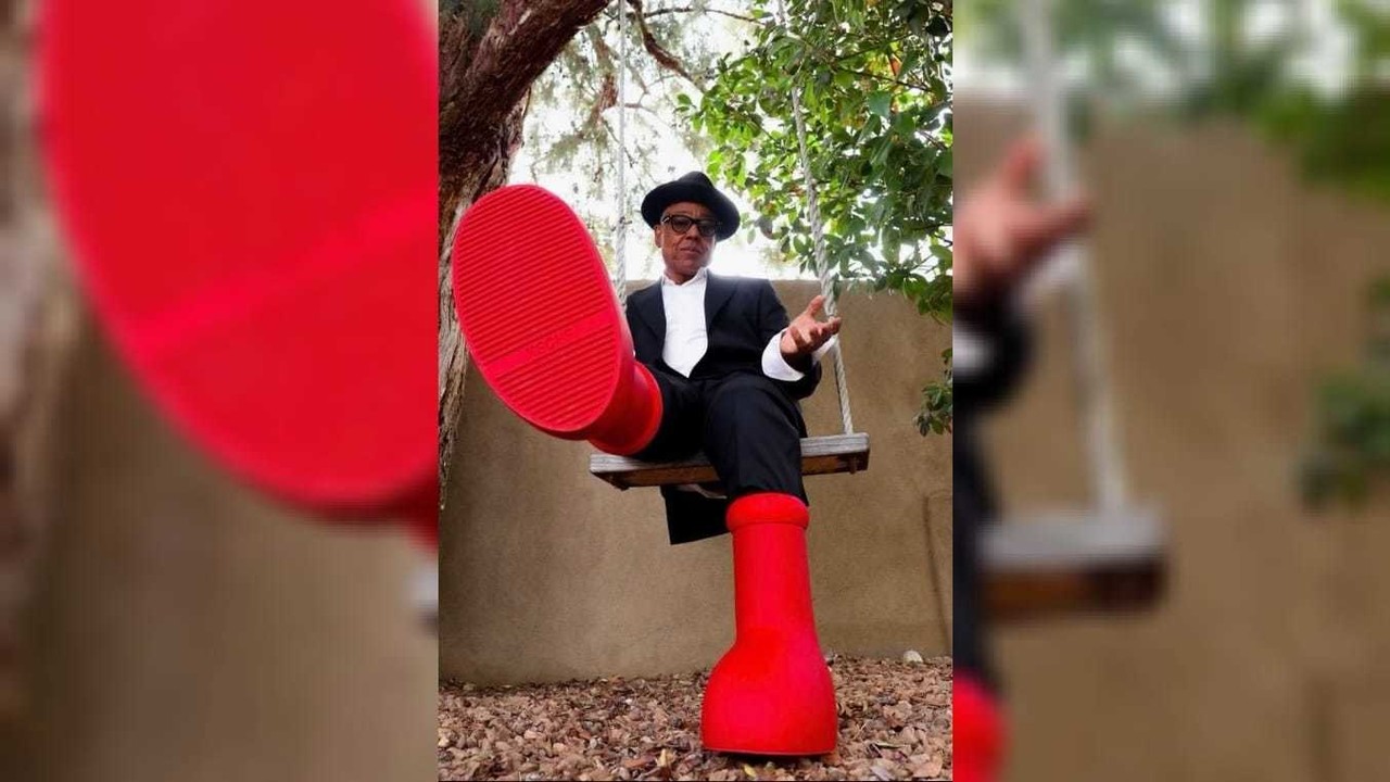 Giancarlo Esposito  con sus 'Big Red Boots'. Foto: @radgirlrubes