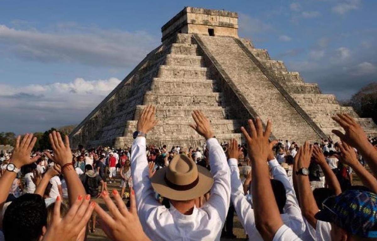 Cientos de personas reciben el equinoccio de primavera en la zona arqueológica de Chichen Itzá, en el estado de Yucatán. Foto: El Comercio Perú