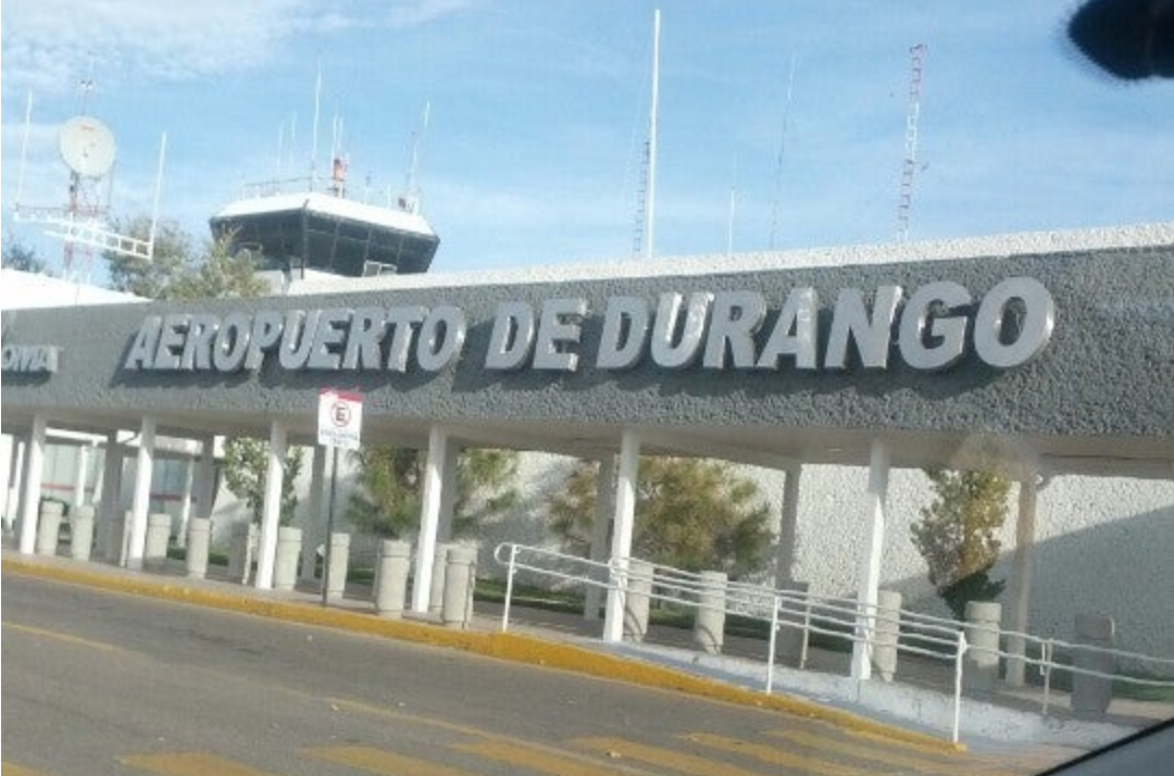 Los hoteleros consideran que la carente frecuencia de vuelos en el aeropuerto de Durango, así como el número de aerolíneas en operación, ha limitado la llegada de turistas al Estado. Foto: Especial