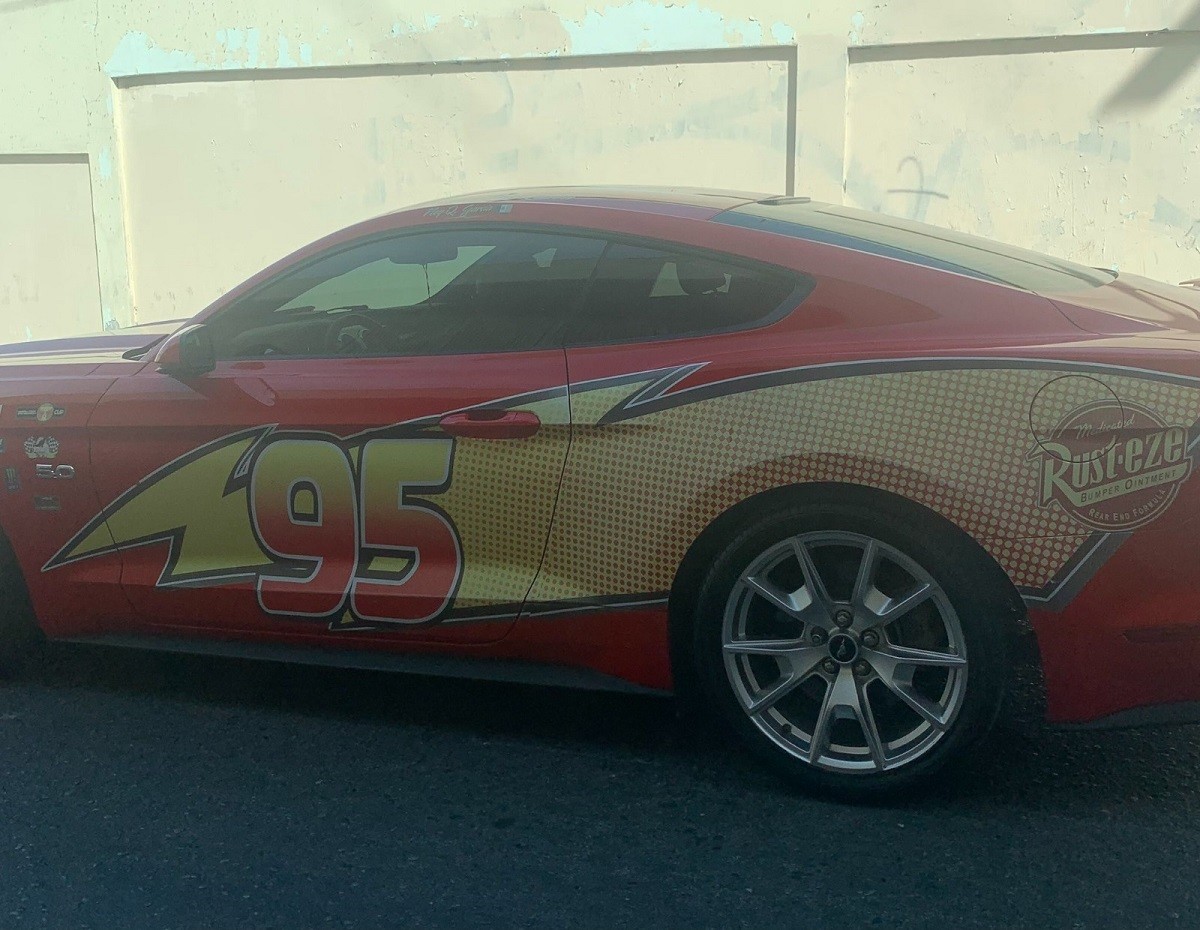 El Rayo McQueen fue captado en calles de Monterrey. Foto: Twitter @RafaDato2