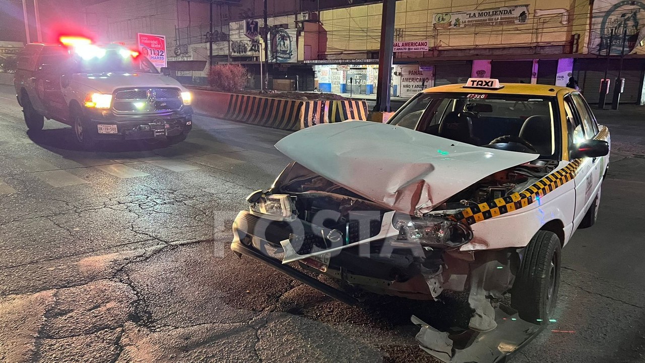 Presuntamente el conductor de la camioneta no respetó la luz roja del semáforo y fue impactado por el taxi. Foto: Raymundo Elizalde.