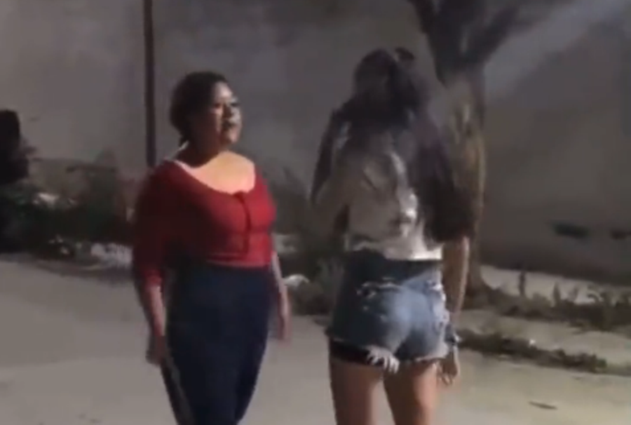 Una mujer insulta y golpea a su hija, quien es víctima de bullying. Foto. Captura de Imagen