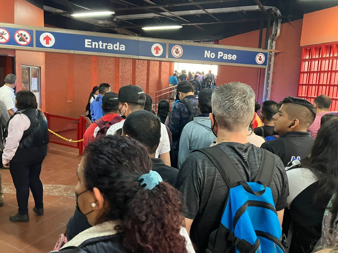 Vuelve caos en el Metro, reportan problemas en la Línea 1