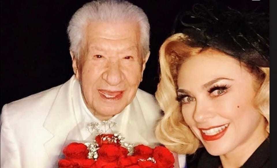 Aracely Arámbula compartió escena con Ignacio López Tarso en la obra, 'Un Picasso'. Foto: Instagram