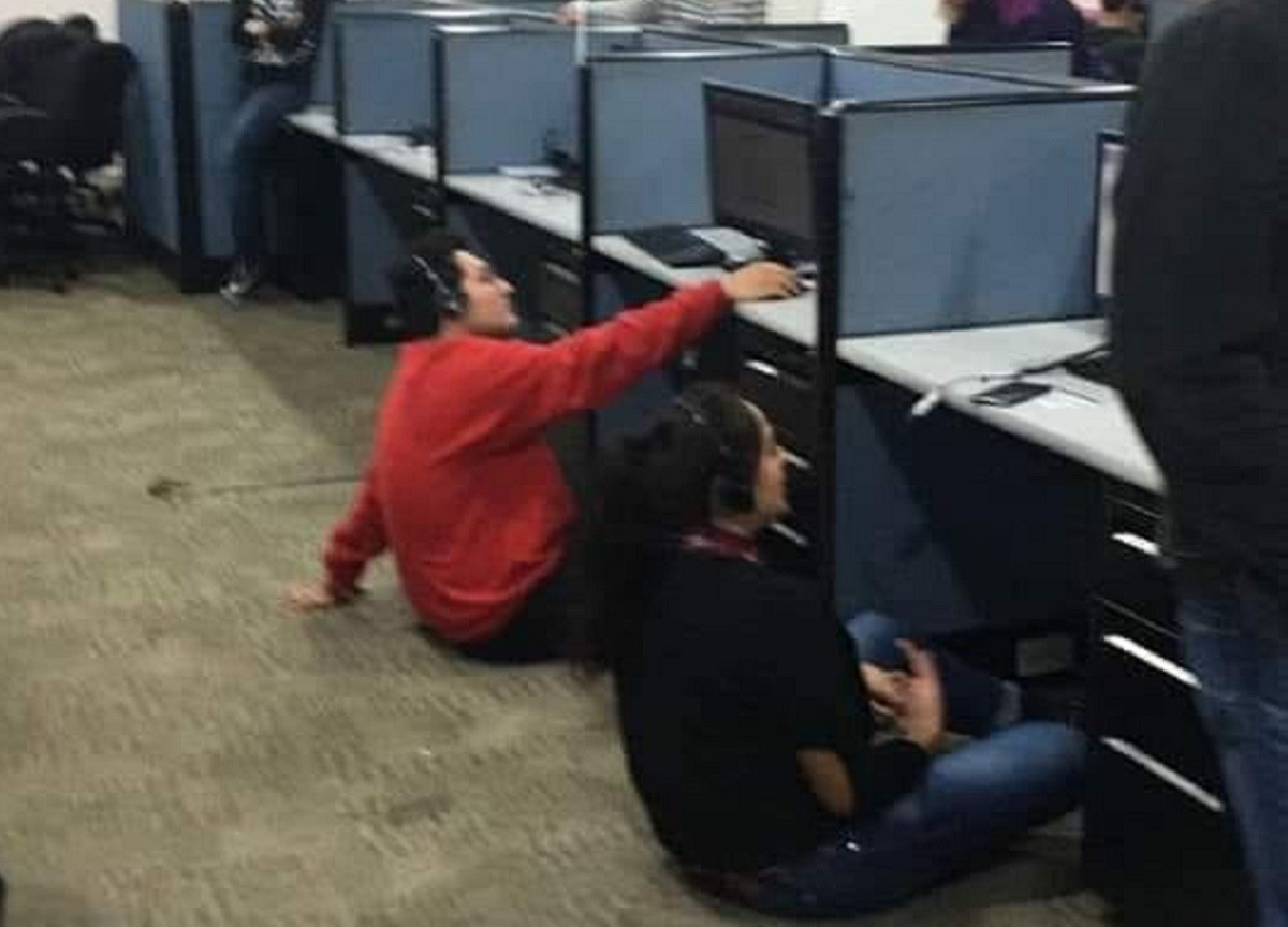 Un call center castiga a sus empleados por no vender quitándoles la silla. Foto: Facebook Alejandra Evans