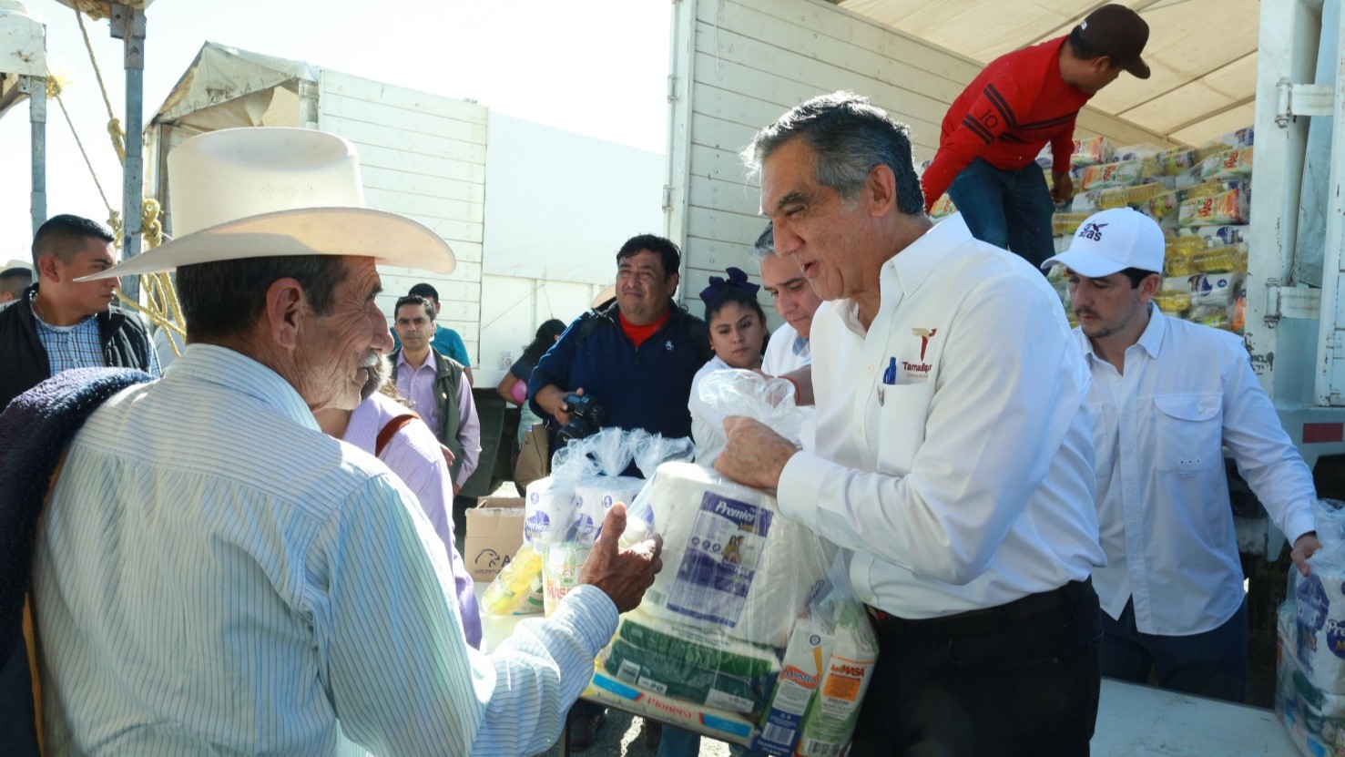 Gobernador entrega despensa a beneficiario