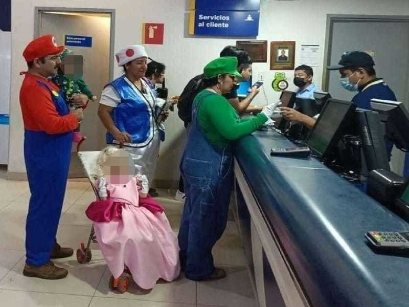 Los 5 integrantes de la familia se mostraron ilusionados por la película que hasta con disfraz llegaron a la taquilla. Foto: Twitter @AdrianReferee