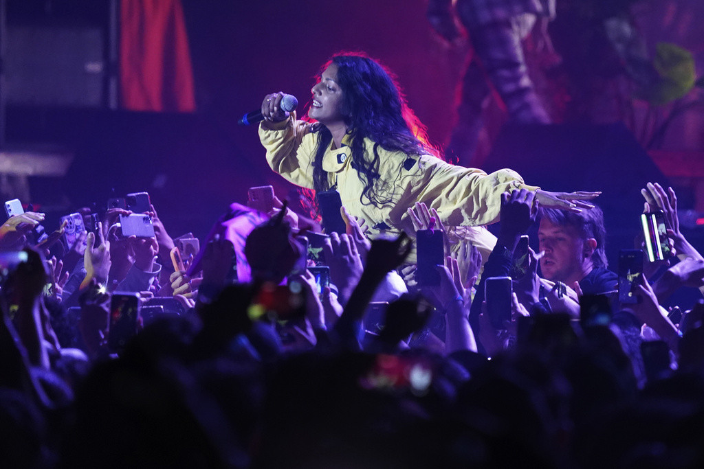 La cantante británica M.I.A. durante su presentación en el festival Axe Ceremonia en el parque Bicentenario en la Ciudad de México el domingo 2 de abril de 2023. (Foto AP/Marco Ugarte)