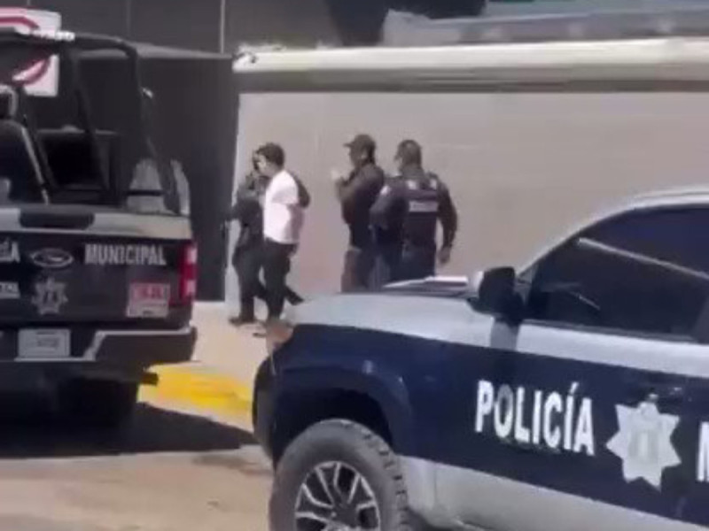 El youtuber fue detenido al circular a exceso de velocidad e intentó huir esposado. Foto: Especial.