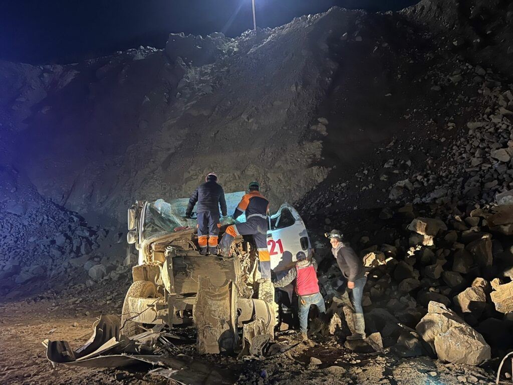 El peso del camión tipo volteo y la fragilidad del terreno hicieron que este cayera de una altura aproximada de 7 metros. Foto: Cortesía