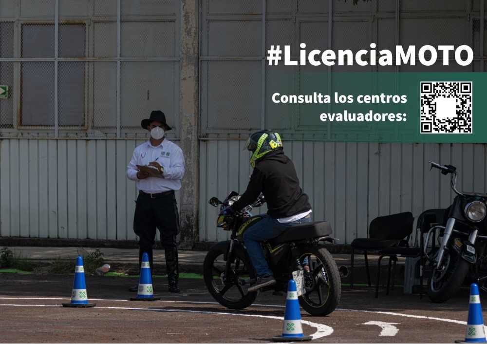 Mujeres motocilistas toman clases en motoescuela de Ciudad de México. Foto. @LaSEMOVI