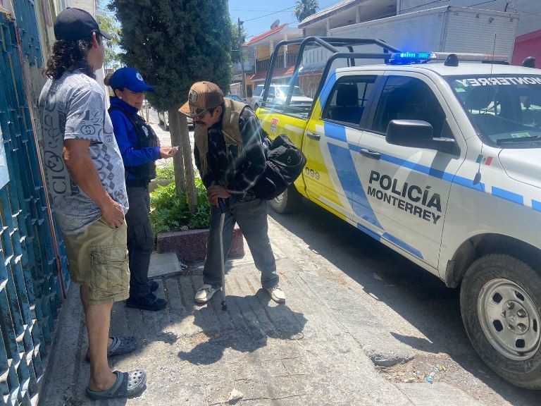 Policías de Monterrey regresan a hombre de 79 años a su casa. Foto. Cortesía