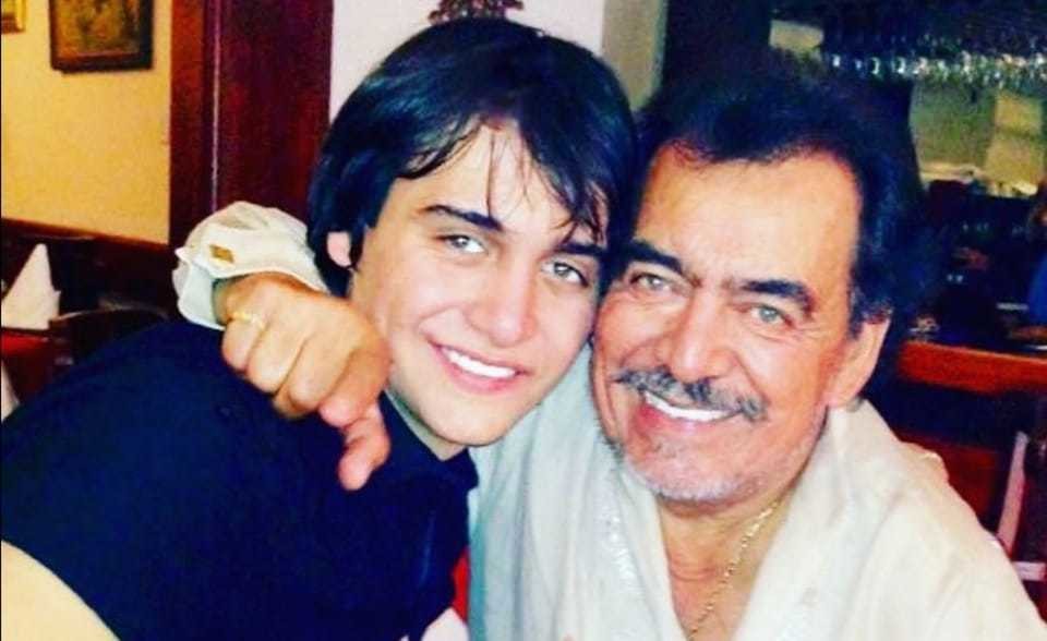 Julián Figueroa junto a su padre, Joan Sebastian. Foto: Instagram