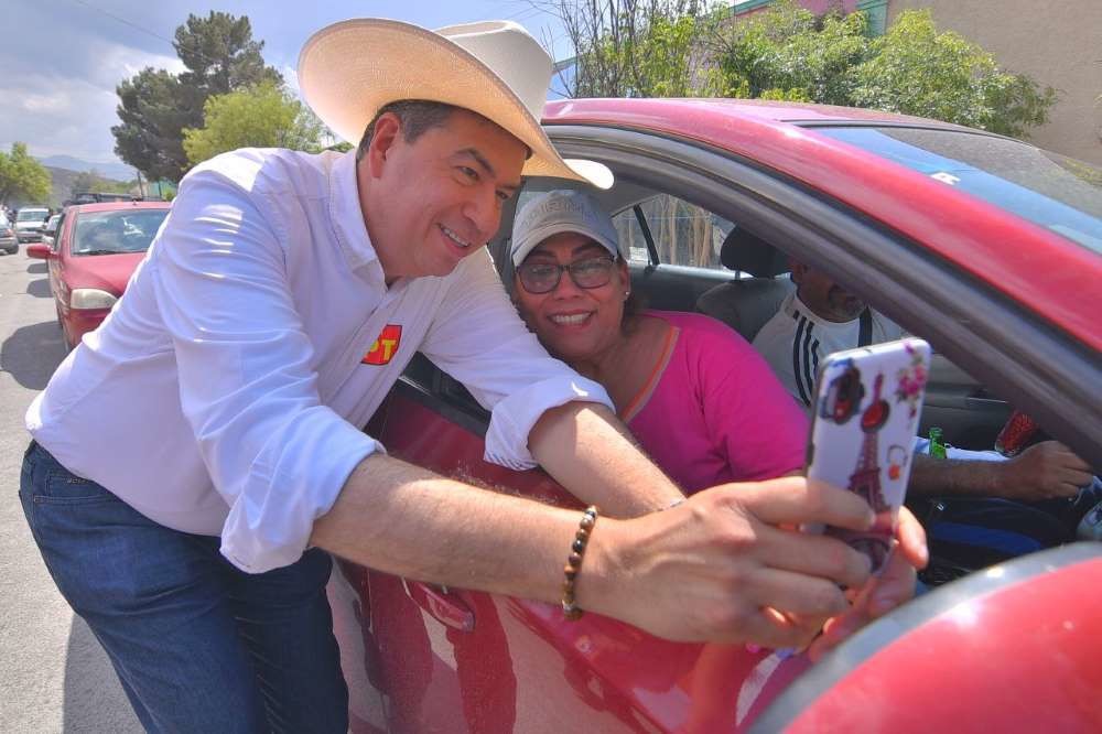 Ricardo Mejía Berdeja, candidato del Partido del Trabajo a la gubernatura de Coahuila en gira proselitista. Foto. Facebook