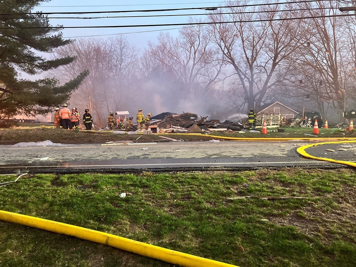 Una vivienda de madera quedó destruida tras una fuerte explosion en Berlin, Massachusetts, dejando como saldo una mujer muerta y otra herida. Foto: Twitter @ksullivannews