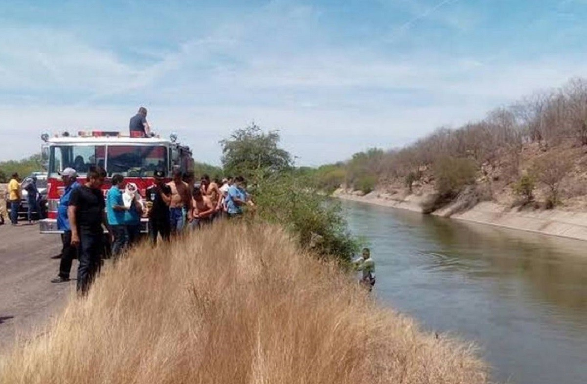 Los rescatistas lograron sacar el cuerpo del joven de las aguas del canal San Lorenzo, en Culiacán, Sinaloa, tras más de 1 hora de maniobras. Foto: Especial