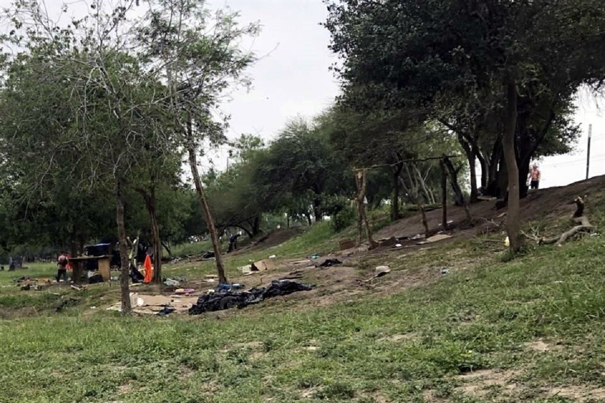 Un campamento de migrantes fue incendiado con gasolina de manera intencional en Matamoros, Tamaulipas. Foto: Facebook Zoomtamaulipas.com