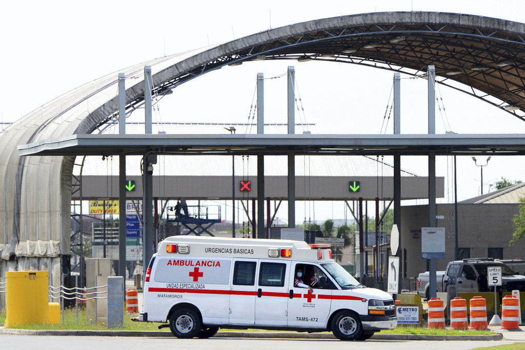 Una ambulancia de la Cruz Roja mexicana lleva a dos estadounidenses encontrados con vida tras su secuestro en México, a través del Puente Internacional de Veteranos en Los Tomates, el 7 de marzo de 2023, en Brownsville, Texas. (Miguel Roberts/The Brownsvil