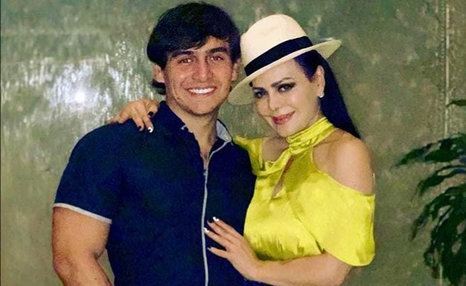 Julián Figueroa junto a su madre, Maribel Guardia. Foto: Instagram