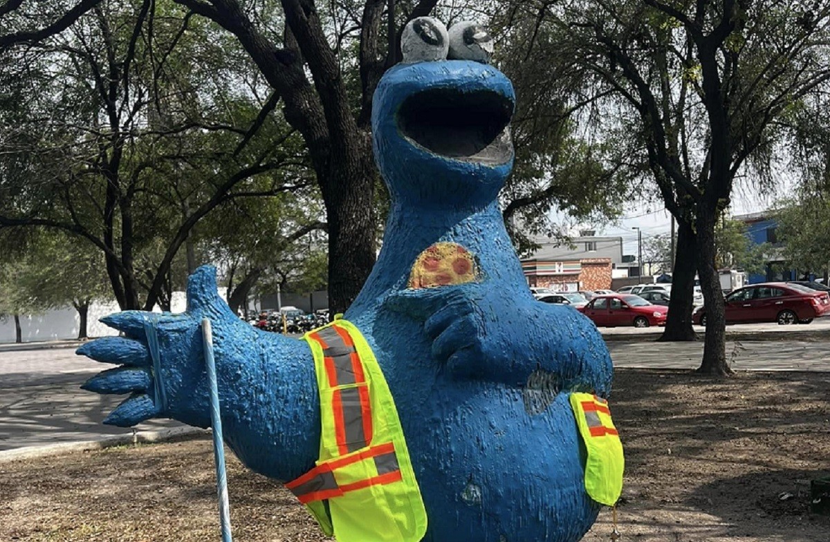 La estatua del 'Comegalletas' de Plaza Sésamo tendrá por nuevo hogar el Parque Alamey. Foto: Facebook Secretaría de Servicios Públicos de Monterrey