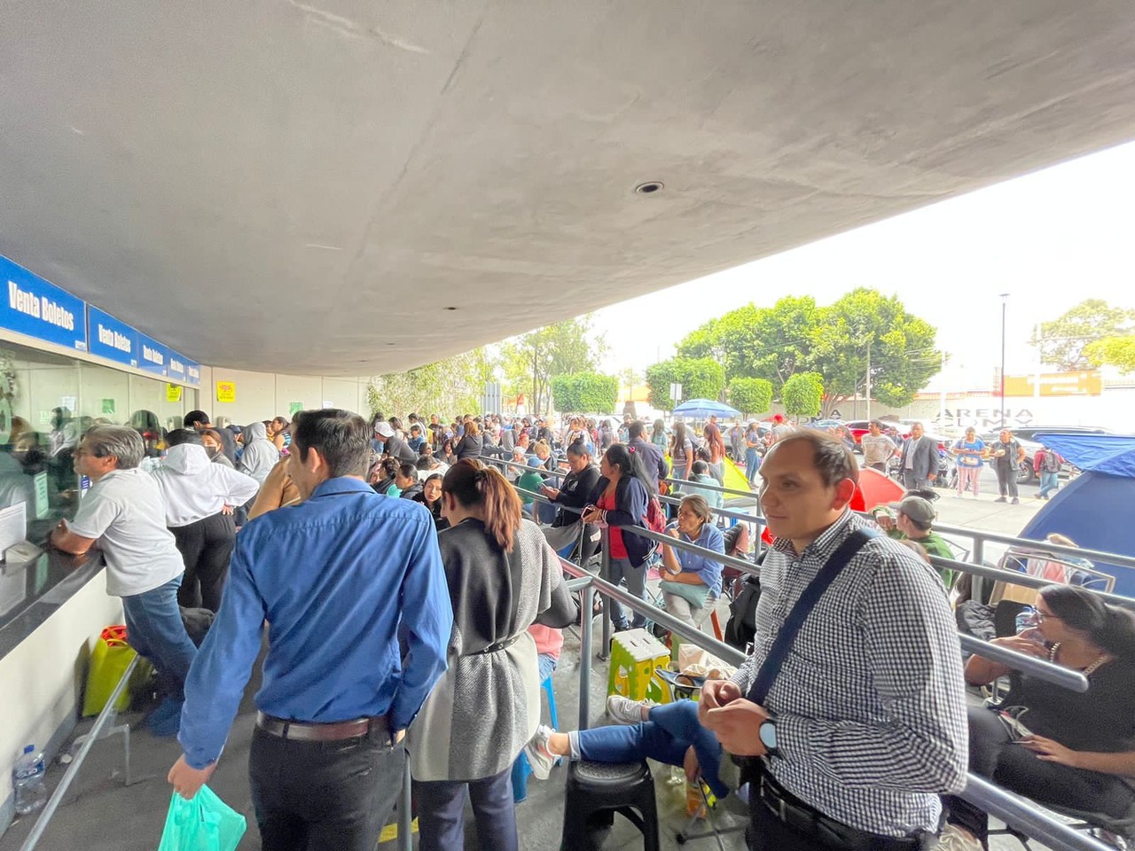 Fans De Luis Miguel Acampan Por Boletos En Arena Ciudad De México ...