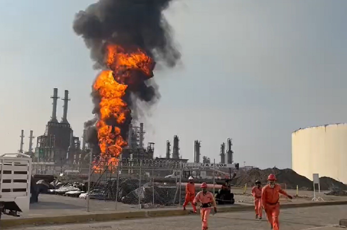 Trabajadores desalojan la refinería  'Antonio Dovalía Jaime' de Petróleos Mexicanos (PEMEX)  tras incendiarse. Foto: Twitter @Jorge_montiel