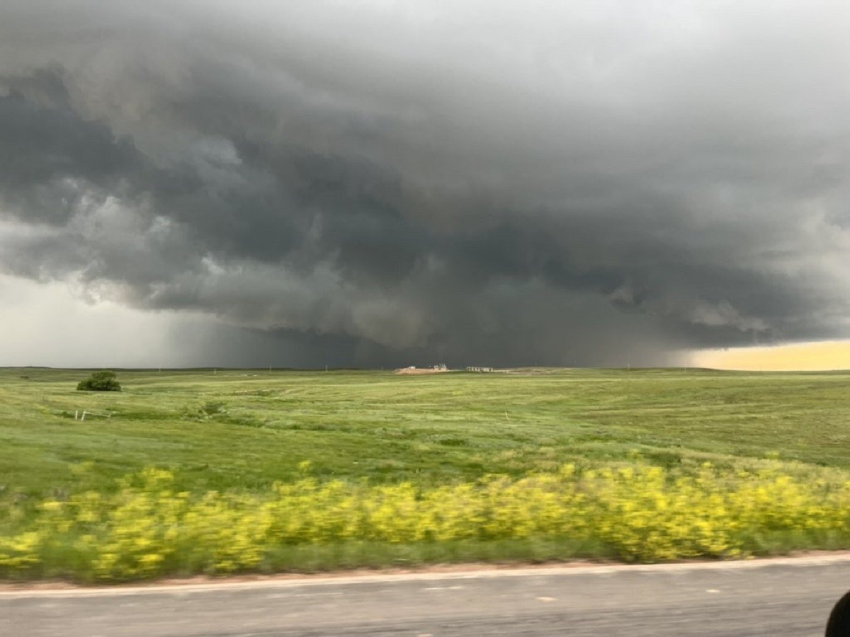 El tornado pegó durante el cambio de turno de la mina de carbón North Antelope Rochelle en Wyoming, Estados Unidos.   Foto: Twitter @wx_Brad