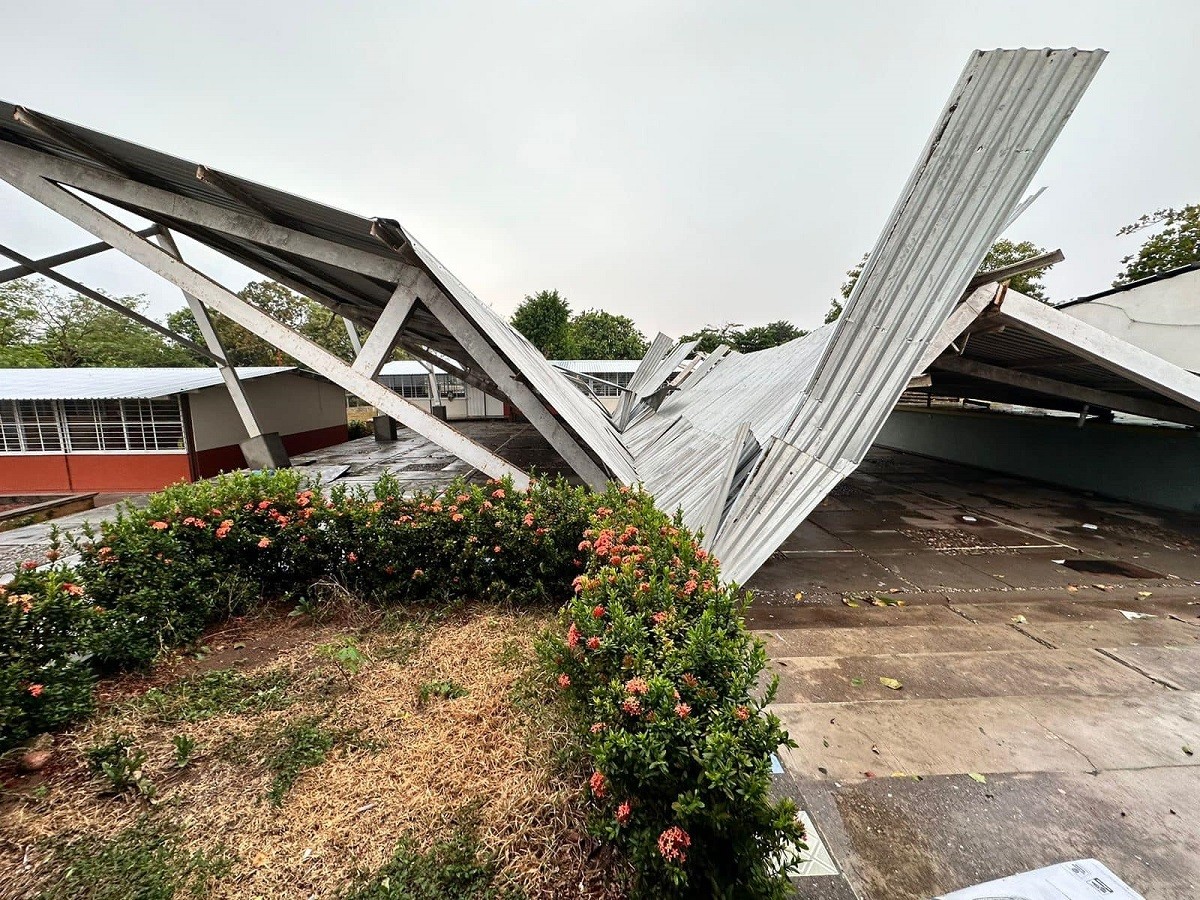 Colapsa techo en escuela de Oaxaca